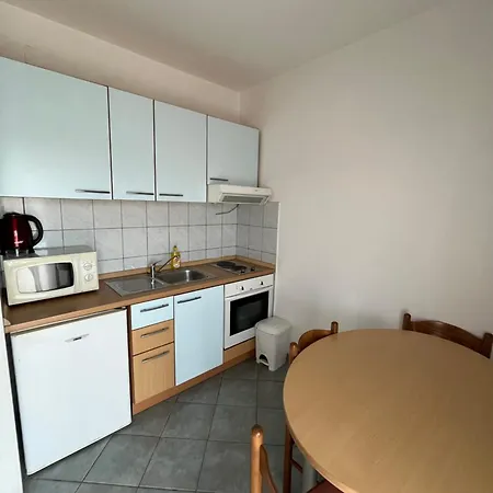 Dada アパート トゥラニ