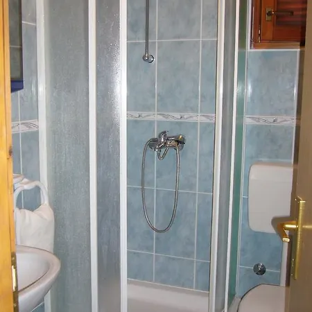 Dada アパート トゥラニ